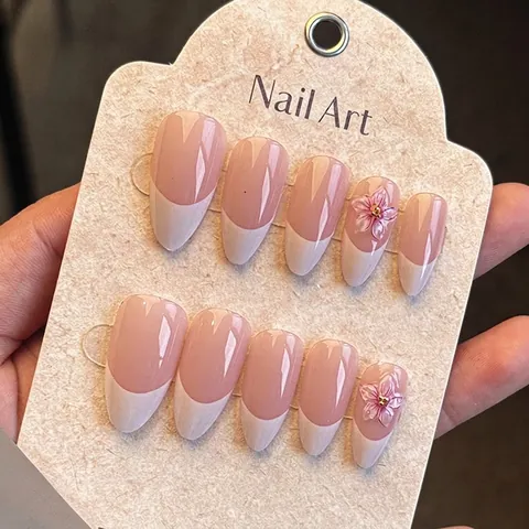 Τεχνητά Νύχια French Tip Μακρύ Σχήμα Αμυγδάλου Ροζ Με Τρισδιάστατα Ανάγλυφα Λουλούδια Και Χρυσές Χάντρες Για Γυναίκες