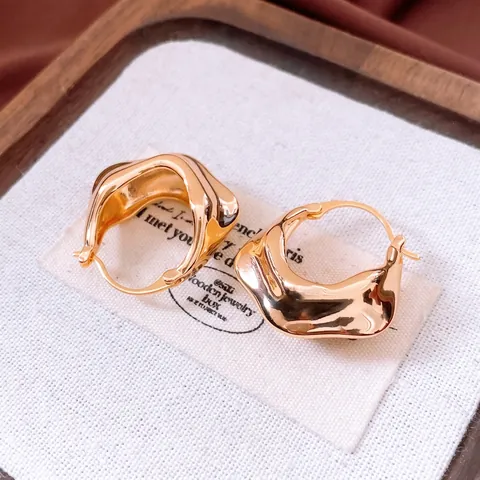 Irreguläre Wellen Hoop Ohrringe 18K Vergoldetes Kupfer Strukturierte Gefaltete Metallische Schmuck Für Frauen Minimalistisch