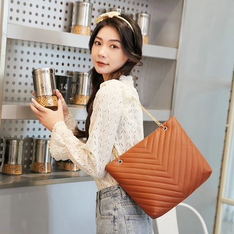 Women Quilted PU Leather Handbag Fashionable V-Pattern Large Capacity Casual Chain Shoulder Bag