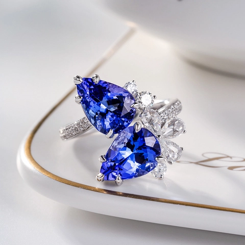 Eleganter Offener Kupferring Mit Blauen Saphir-Simulanten In Birnenform Und Zirkonia-Blumencluster Verstellbarer Schmuck Für Damen