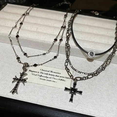 Gothik Kreuz Anhänger Halskette Mehrlagig Legierung Schwarzer Straß Dunkel Punk Y2K Schmuck Für Damen