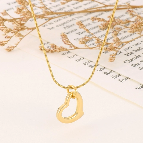 Collar Con Colgante De Corazón Hueco Acero Inoxidable Elegante Cadena De Serpiente Minimalista Joyería Regalo Mujer