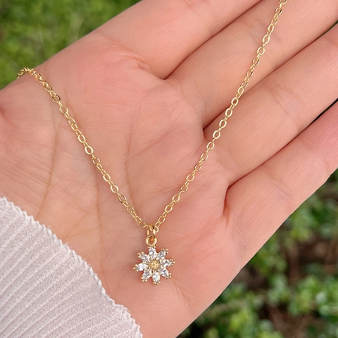 Collier Pendentif Fleur Cuivre Plaqué Or 18K Zircone Cubique Colorée Simple Doux Style Ins Bijoux De Vacances Pour Femmes