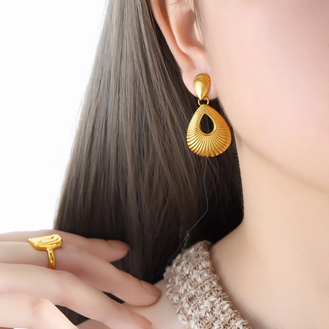 Orecchini Retro Goccia D'acqua Cavi Texture Raggi Di Sole Acciaio Al Titanio Placcati Oro 18K Per Donne