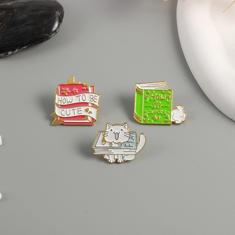 Schattige Cartoon Kat Konijn Boek Emaille Broches Legering Dieren Spelden How To Be Cute Vis Wortelen Badges Sieraden