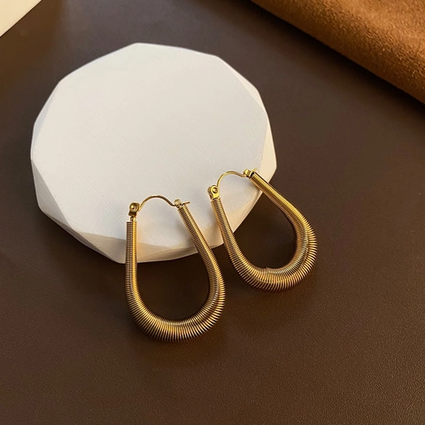 Mode Luxe Titaniumstaal Goud U-Vormige Oorbellen Voor Dames Retro Spiraaltextuur Roestvrijstalen Hangende Oorbellen