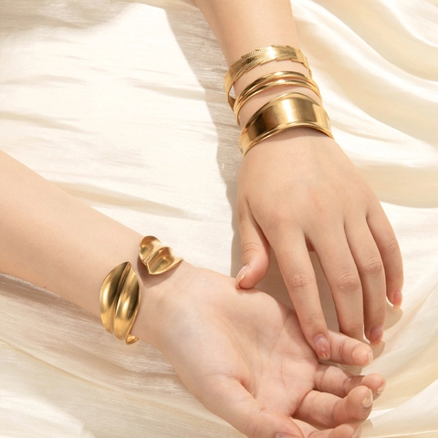 Breiter Offener Armreif Vergoldeter Edelstahl Gefaltete Blatt Feder Verstellbares Armband Damen Mode Schmuck