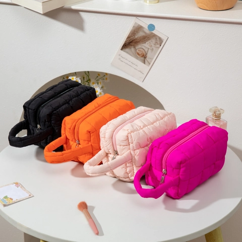 Gesteppte Kosmetiktasche Puffy Reise Kulturbeutel Tragbare Handtasche Reißverschluss Weiches Polyester Für Frauen