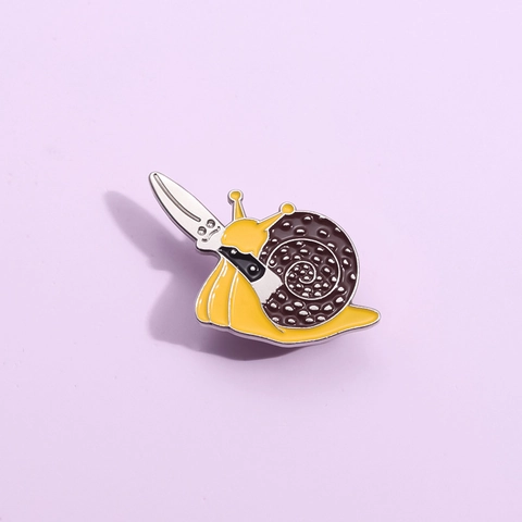 Broche Escargot Créative Drôle de Dessin Animé Avec Couteau Alliage Laqué Émail Épinglette Animale Individuelle Pour Sac à Dos Vêtements Décor