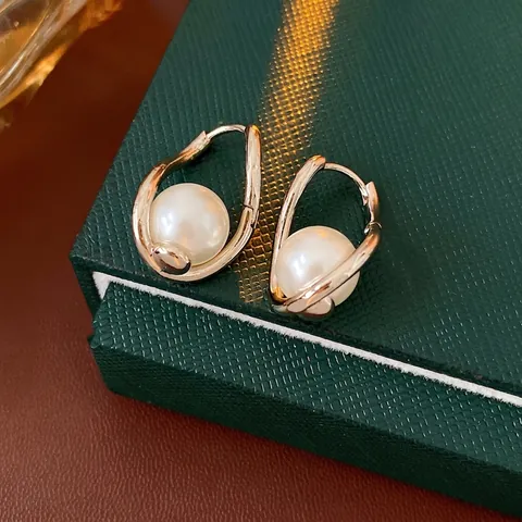Französische Retro Verdrehte Künstliche Perlen Creolen Kupfer Mit Silbernem Ohrstecker Elegante Modeschmuck Für Damen