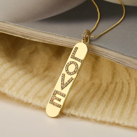 Collana con Pendente a Lettera LOVE in Rame Placcato Oro Zirconia Hip-hop per Donna INS Niche Geometrica Catena a Croce per Clavicola