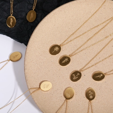 Collana Fiore Di Nascita Acciaio Inossidabile Placcato Oro 18K Ciondolo Ovale Incisione Floreale Per Donne