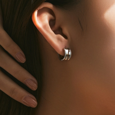 Golvende Huggie Hoop Oorbellen 925 Sterling Zilver Met Sprankelende Zirkonia Elegante Vloeibaar Metaal Stijl Voor Dames