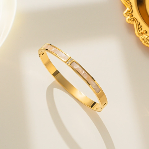 Edelstahl Armreif Mit Perlmutt Inlay Und Drei Zirkonia Steinen 18K Vergoldet Für Damen