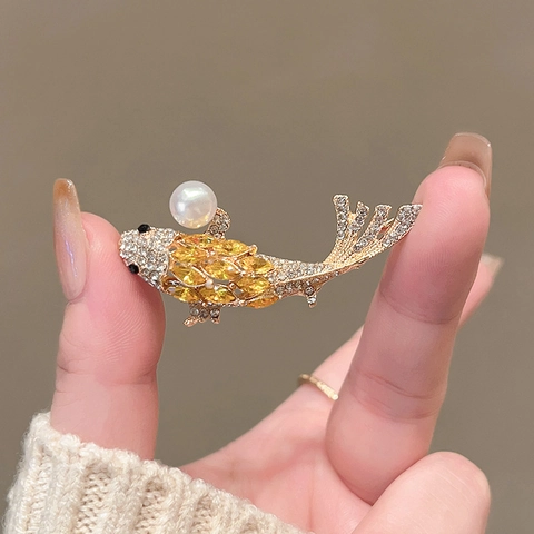 Lussuosa Spilla a Carpa Koi Dorata per Donna in Lega di Zinco con Perla Artificiale e Strass Accessorio Gioiello Animale