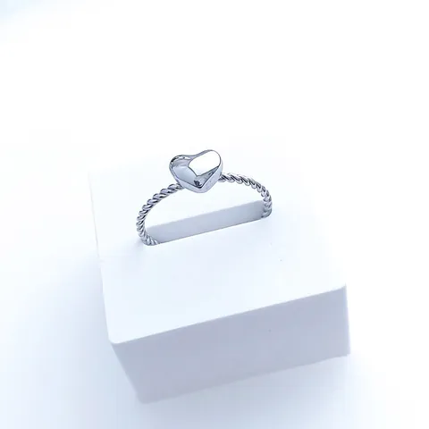 Minimalistischer Herzring Aus Edelstahl Mit Gedrehtem Seilband Polierter Metallschmuck Für Frauen