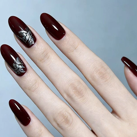 Unghie Finte Press On Rosso Vino Lucido Forma Bara Lunga Motivo Floreale Argentato Unghie Artificiali Per Donne Elegante