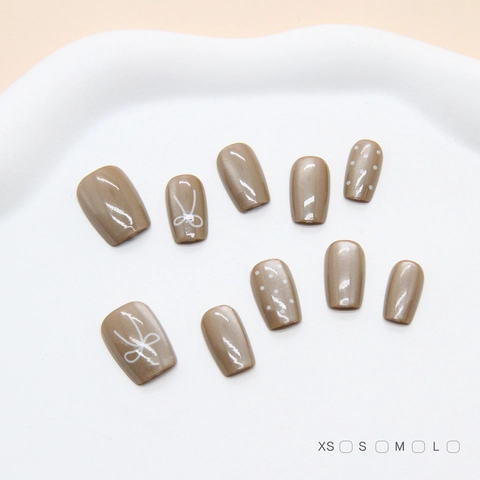 Unghie Finte Fatte A Mano Plastica ABS Caffè Chiaro Fiocco Bianco Pois Lucido Stile Balletto Corto Elegante Donne