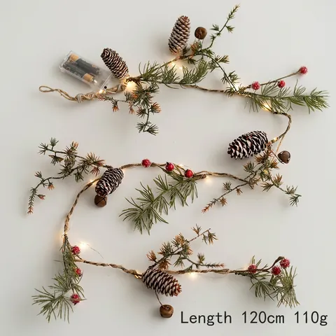 Catena Di Luci LED Di Natale Con Pigne Bacche Rosse Aghi Di Pino Campanelli Per Decorazioni Festive Della Casa Ghirlanda