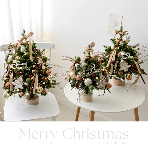 PE Gemischter Mini Weihnachtsbaum Warme LED Lichter Holzsockel Kiefernzapfen Schleifen Desktop Feiertag Tischdekoration