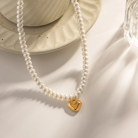 Elegante Collana con Ciondolo a Cuore in Acciaio Inossidabile Placcato Oro per Donna Moda Catena di Perle Artificiali Gioielli