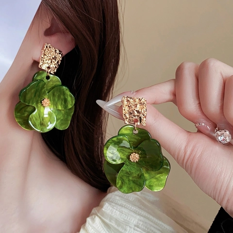 French Retro Large Flower Stud Earrings With Acrylic Resin Petals And Hammered Alloy Silver Earring Post For Women