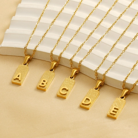 Collana Con Ciondolo Iniziale In Acciaio Inossidabile Placcato Oro 18K Rettangolo Sabbiato Lettera Quadrata Minimalista