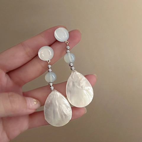 Orecchini Pendenti Lunghi Nuovo Stile Cinese Goccia D'Acqua Resina Bianca Trama Conchiglia Con Perno In Argento