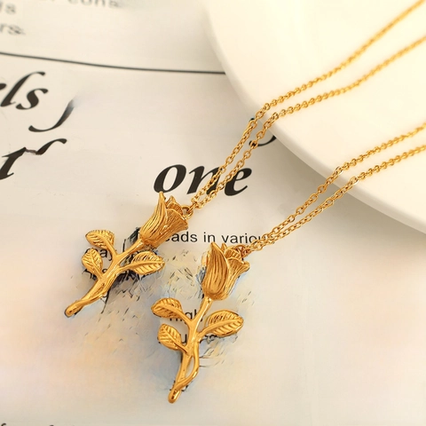 Rose Flower Pendant Necklace Vintage Stainless Steel Elegant Gold Floral Jewelry Gift For Women Daily Wear Minimalist