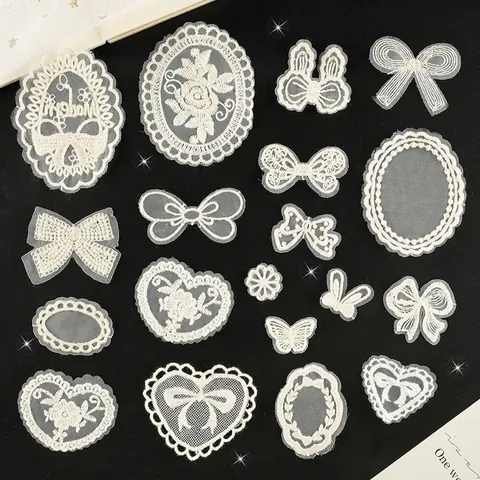 Toppe Ricamate In Pizzo Bianco Applicazioni Termoadesive Forme Di Fiori E Fiocchi Cuore Decorazione Di Vestiti DIY Accessori Borse Cappelli