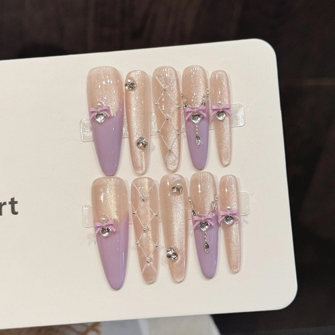 Unghie Finte Fatte A Mano Sfumate Viola Fiocco Strass Perla Artificial Occhio Di Gatto Stiletto Lungo Per Donna