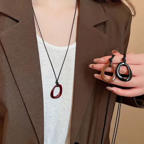 Collana Lunga Minimalista Con Pendente A Cerchio Geometrico Irregolare In Lega E Resina Catena Da Maglione Retrò Per Donna