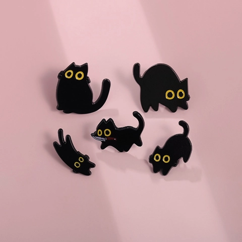 Broche en Émail Chat Noir Cartoon Punk Badge Animal Mignon pour Vêtements Sac à Dos Accessoire Bijoux Cadeau Femmes Hommes