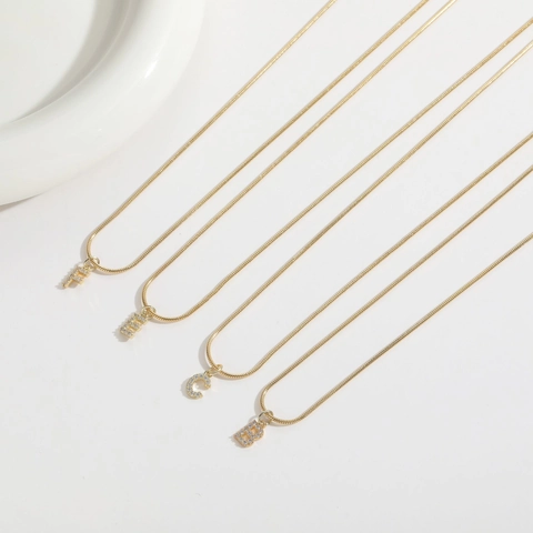 Ketting Met Initiale Letter Hanger Titanium Staal Verguld Zirkonia Platte Slangenketting Retro Sieraden Voor Dames