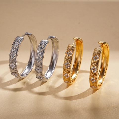Orecchini A Cerchio In Rame Placcato Oro 18K Con Fiore Di Zircone Texture Metallica Spazzolata Gioielli Eleganti