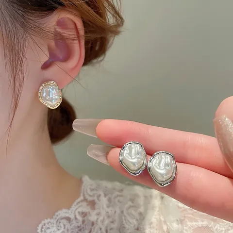 Onregelmatige Barokke Kunstpareloorbellen Metalen Rand Zilveren Oorsteker Frans Retro Elegant Dames