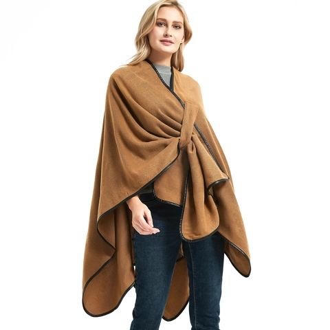 Damen Camel Acryl Strick Poncho Schal Mit Kunstlederbesatz Schnalle Vorne Schlitz Saum Offen Winter Cape Wrap