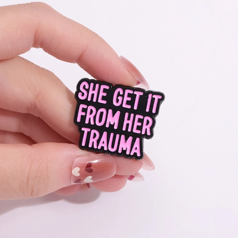 Kreative Emaille Buchstaben Brosche She Get It From Her Trauma Gosh Darn Frick Heck Legierung Nadeln Für Rucksack Kleidung Schmuck