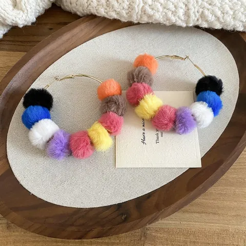 Orecchini A Cerchio Grandi In Lega Di Rame Con Pompon In Pelliccia Sintetica Colorata E Perno In Argento Per Donne