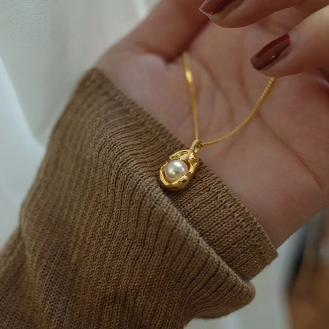 Elegante Collana Con Ciondolo Di Perla Artificial Lega Metallo Lavico Irregolare Retrò Francese Catena Da Clavicola Per Donna