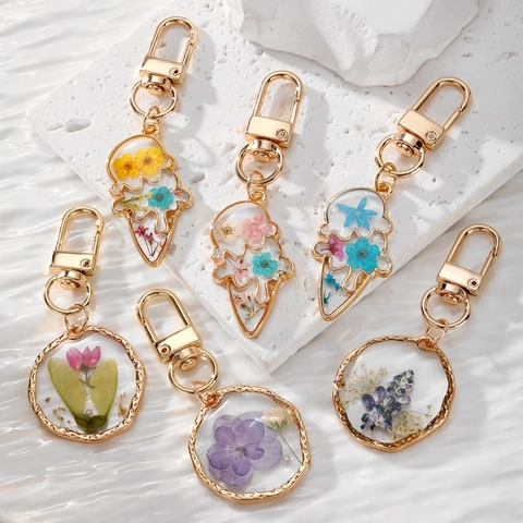 Handgemachte Echte Trockenblume Harz Schlüsselanhänger Gold Legierung Eiscreme Rund Pastoral Stil Tasche Anhänger Damen Schmuck