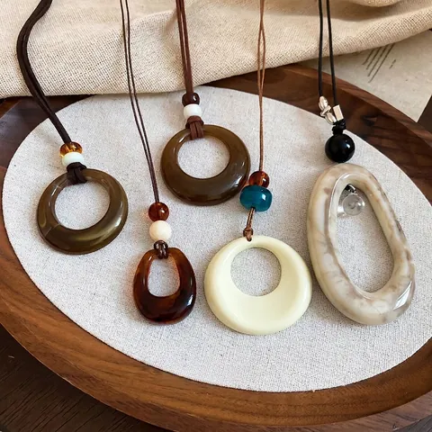 Collier Pendentif En Acrylique Pour Femme Rétro Rond Creux Style Bohème Ethnique Longue Chaîne Pull Corde Cire Texture Marbre