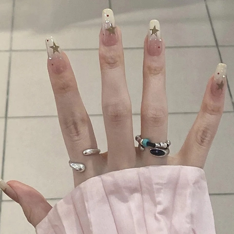 Lange Sarg-Aufdrucknägel Nude-Rosa Farbverlauf Design Mit Goldene Sternen Und Roten Punkten Elegant Glänzend Modisch