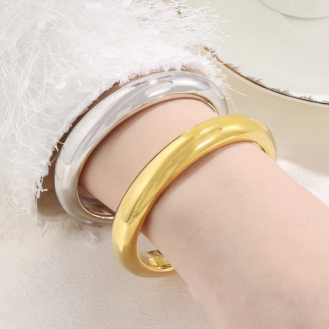 Bracciale Rigido In Acciaio Inossidabile Lucidato Placcato Oro 18K Cavo Superficie A Specchio Gioielli Geometrici