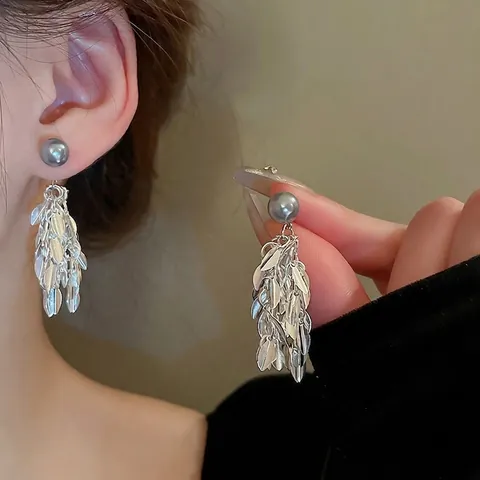 Orecchini Pendenti Eleganti Con Perla Artificial Grigia Con Nappa A Grappolo Di Foglie In Metallo Argentato E Perno In Argento