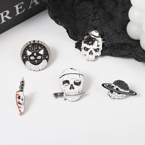 Punk Gothic Emaille Brosche Pins Totenkopf Katze Dolch Revers Abzeichen Legierung Metall Pins Für Denim Jacken Rucksäcke Zubehör