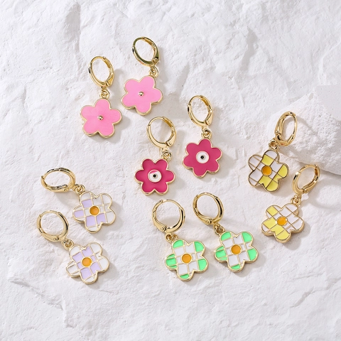 Boucles D'oreilles Huggie Fleur Pendantes Cuivre Plaqué Or 18K Émail Bijoux Floraux Colorés Pour Femmes Style Individuel