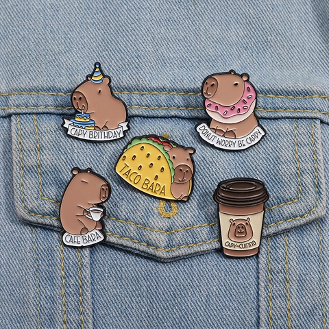 Simpatica Spilla Smaltata Capibara in Lega di Zinco Spilla Animale dei Cartoni Animati Cafe Donut Taco Cibo Distintivo Gioielli Regalo