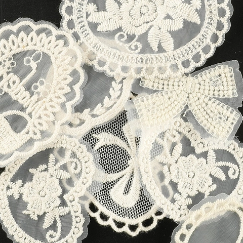 Toppe Ricamate In Pizzo Bianco Applicazioni Termoadesive Forme Di Fiori E Fiocchi Cuore Decorazione Di Vestiti DIY Accessori Borse Cappelli