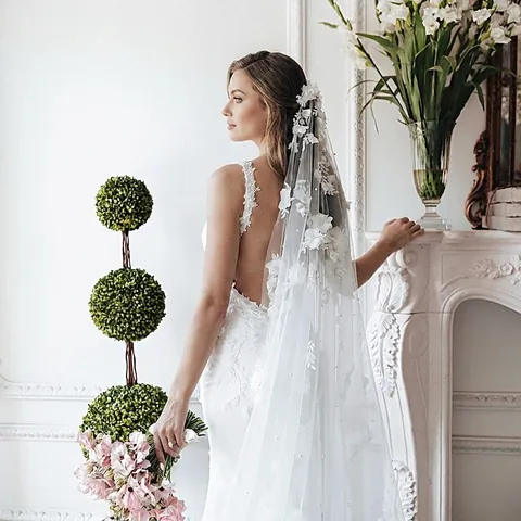 Elegante Velo da Sposa a Cattedrale da 3M Con Applicazioni Floreali 3D E Perle Artificiali Velo in Rete di Nylon per Accessorio Abito da Sposa